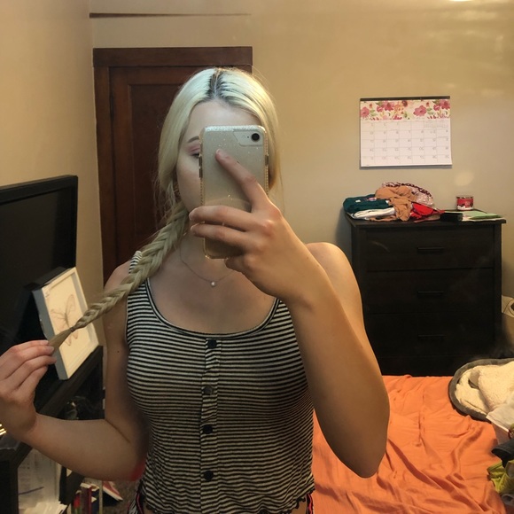 cute crop top 🖤 - Picture 2 of 4